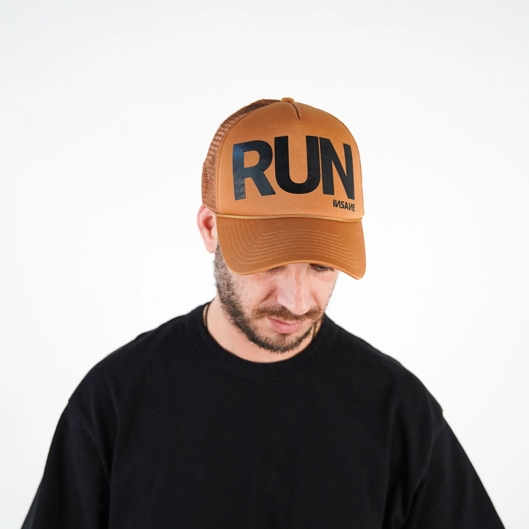GORRA RUN TRUCKER CAMEL & BLACK - Imagen 3