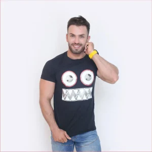 Camiseta Negra Estampado Metalico Cuello Redondo